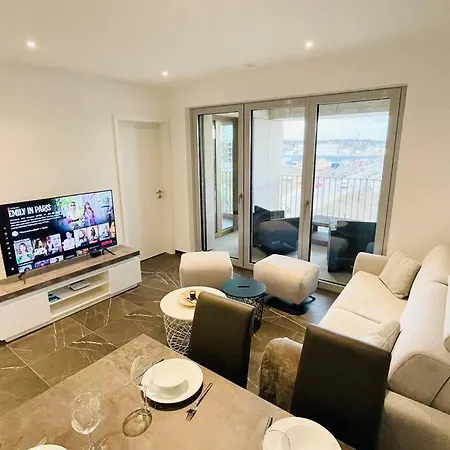 1 Bedroom With Parking In Center And A Large Terrace. Appartement